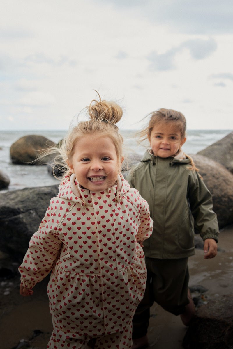 Kurtki przeciwdeszczowe dla niemowląt i małych dzieci - na co zwrócić uwagę przy ich wyborze? - MINI BÉBÉ