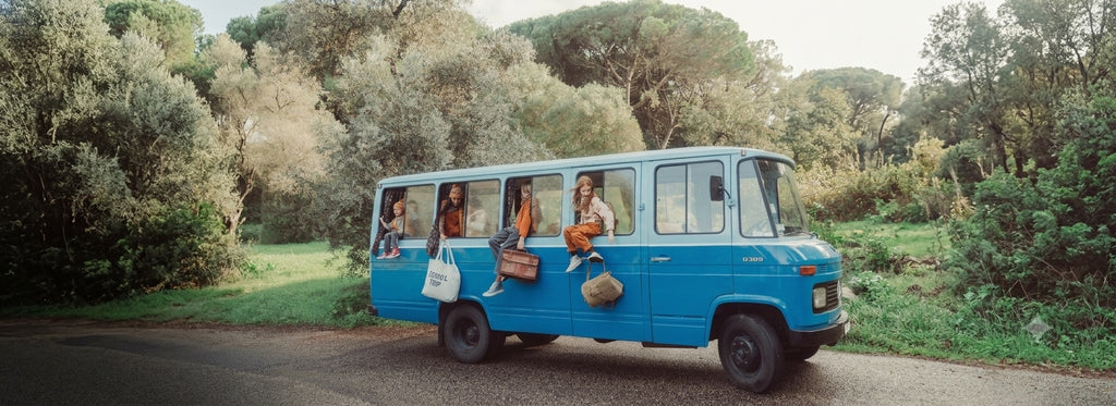 Back to School - dzieci przy niebieskim autobusie w ubraniach piupiuchick