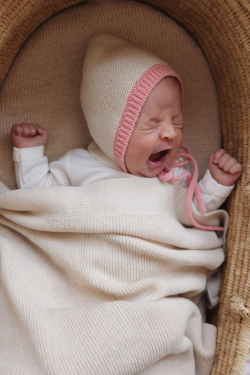 Bonetka z wełny merino Dolly Cream/Bubblegum - Hvid