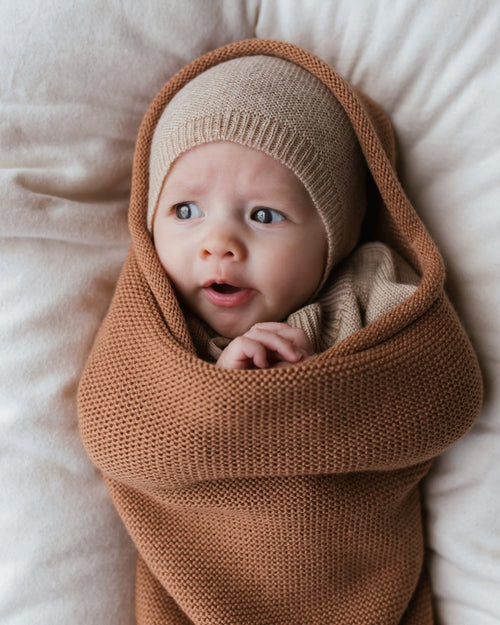 Bonetka z wełny merino Newborn Oat - Hvid
