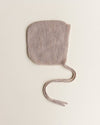Bonetka z wełny merino Newborn Sand - Hvid