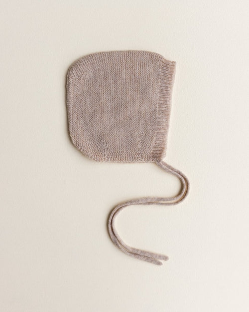 Bonetka z wełny merino Newborn Sand - Hvid