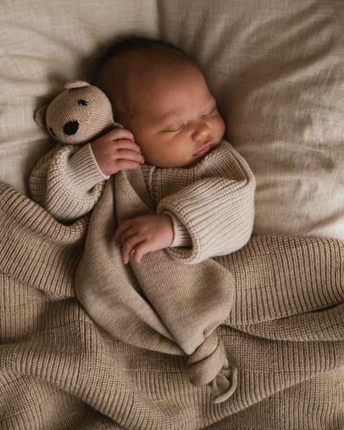 Mięciutka przytulanka z wełny merino Teddy Toki Mocha - Hvid
