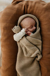 Mięciutka przytulanka z wełny merino Teddy Toki Mocha - Hvid