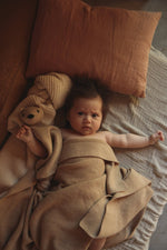 Mięciutka przytulanka z wełny merino Teddy Toki Mocha - Hvid