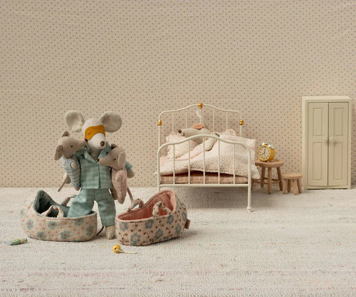 Myszka Baby w łóżeczku - Rose Rose - Maileg