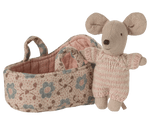 Myszka Baby w łóżeczku - Rose Rose - Maileg