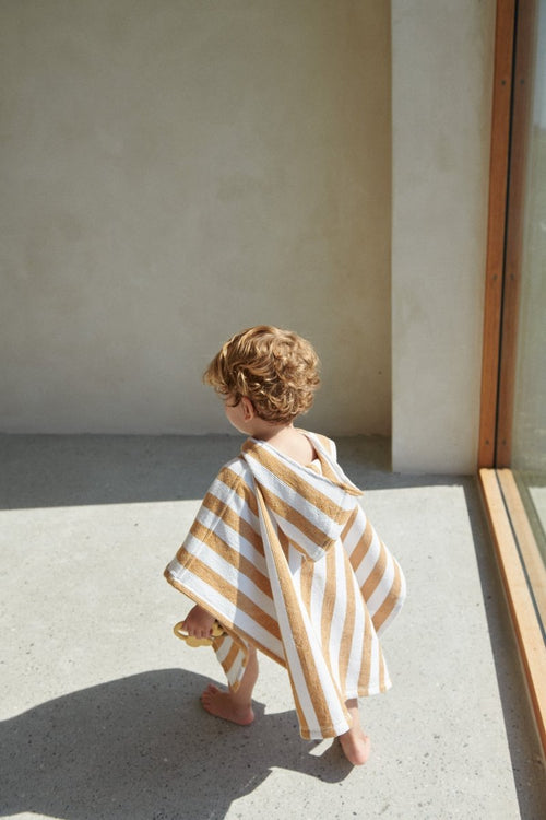 Ponczo kąpielowe dziecięce z kapturem stripes White and Tuscany rose - Liewood