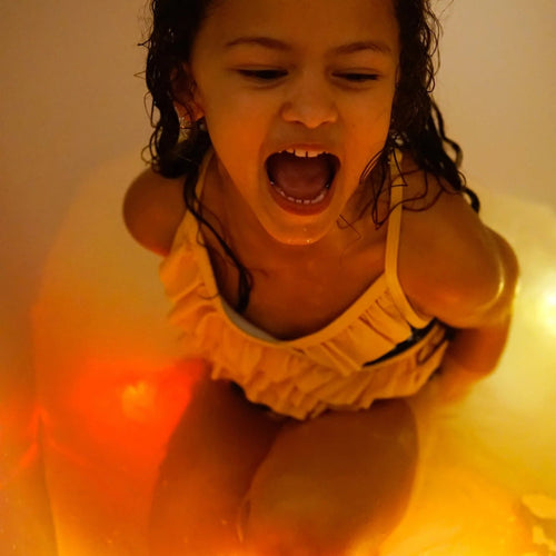 Kostki sensoryczne świecące w wodzie Julia Ulica Sezamkowa - zabawka kąpielowa - Glo Pals