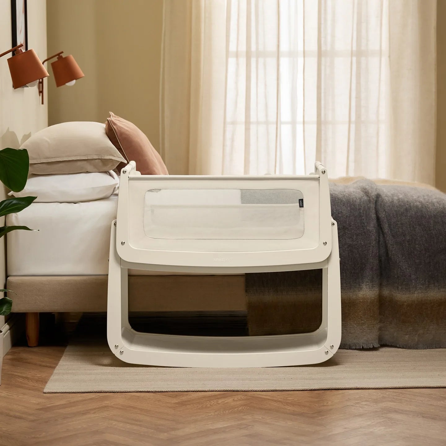 Łóżeczko dostawne SnuzPod5 przystawione do łóżka rodziców