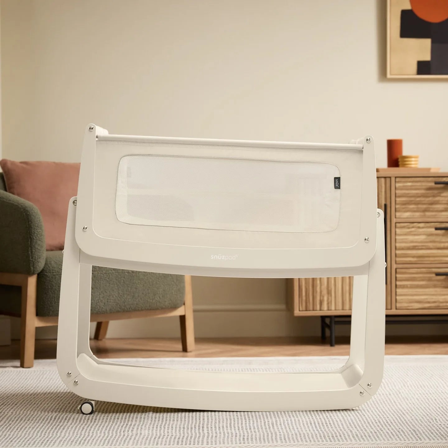 Łóżeczko dostawne SnuzPod5 w salonie