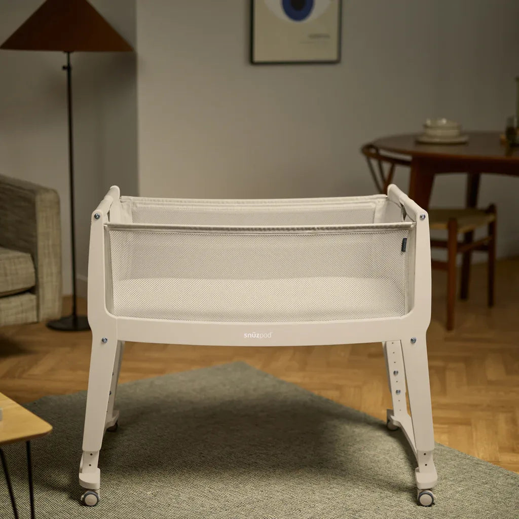 Łóżeczko dostawne SnuzPod Studio na kółkach w pokoju